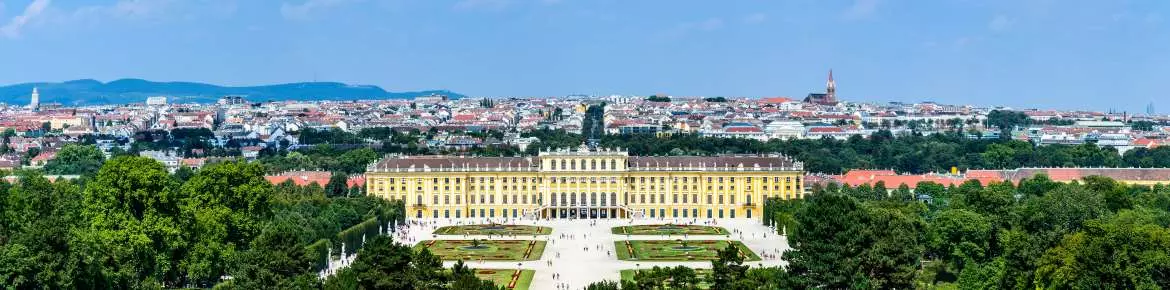 Schloss Schönbrunn aus der Vogelperspektive, im Hintergrund die Stadt Wien